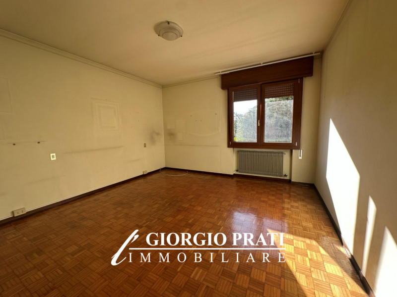 Proponiamo in vendita un'interessante bifamiliare sovrapposta da ristrutturare, situata nella tra...