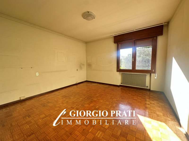 Proponiamo in vendita un'interessante bifamiliare sovrapposta da ristrutturare, situata nella tra...