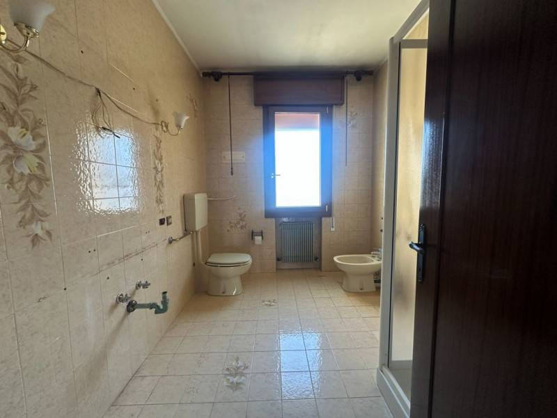 Proponiamo in vendita un'interessante bifamiliare sovrapposta da ristrutturare, situata nella tra...