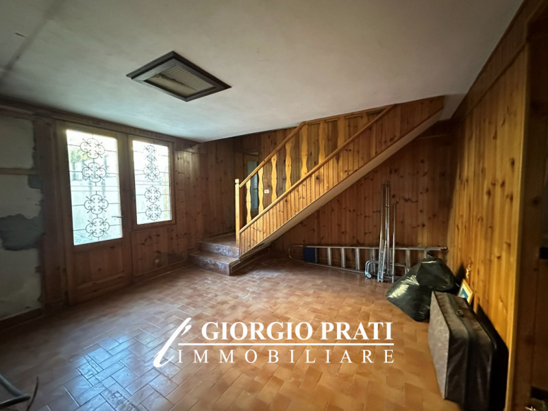 Proponiamo in vendita un'interessante bifamiliare sovrapposta da ristrutturare, situata nella tra...