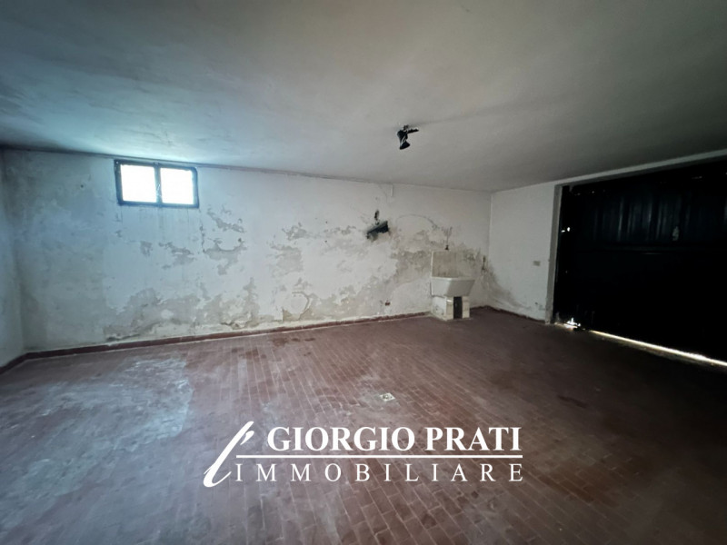 Proponiamo in vendita un'interessante bifamiliare sovrapposta da ristrutturare, situata nella tra...