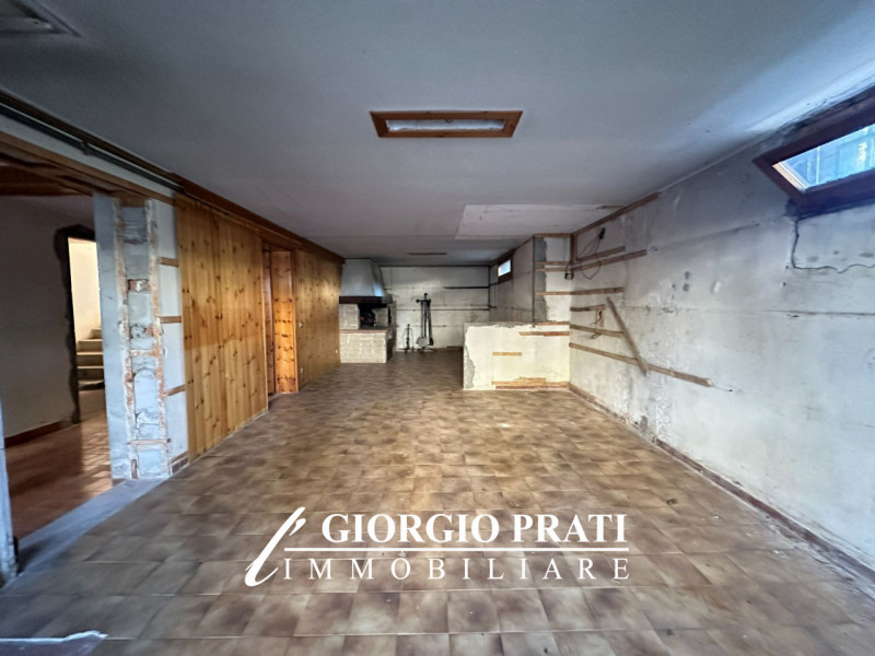 Proponiamo in vendita un'interessante bifamiliare sovrapposta da ristrutturare, situata nella tra...