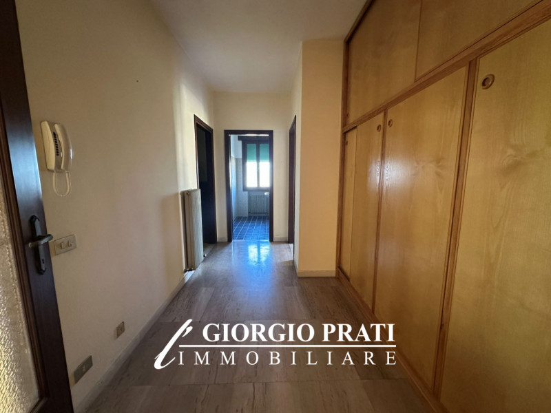 Proponiamo in vendita un'interessante bifamiliare sovrapposta da ristrutturare, situata nella tra...