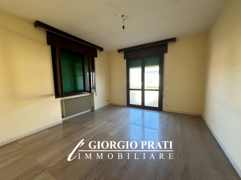 Proponiamo in vendita un'interessante bifamiliare sovrapposta da ristrutturare, situata nella tra...