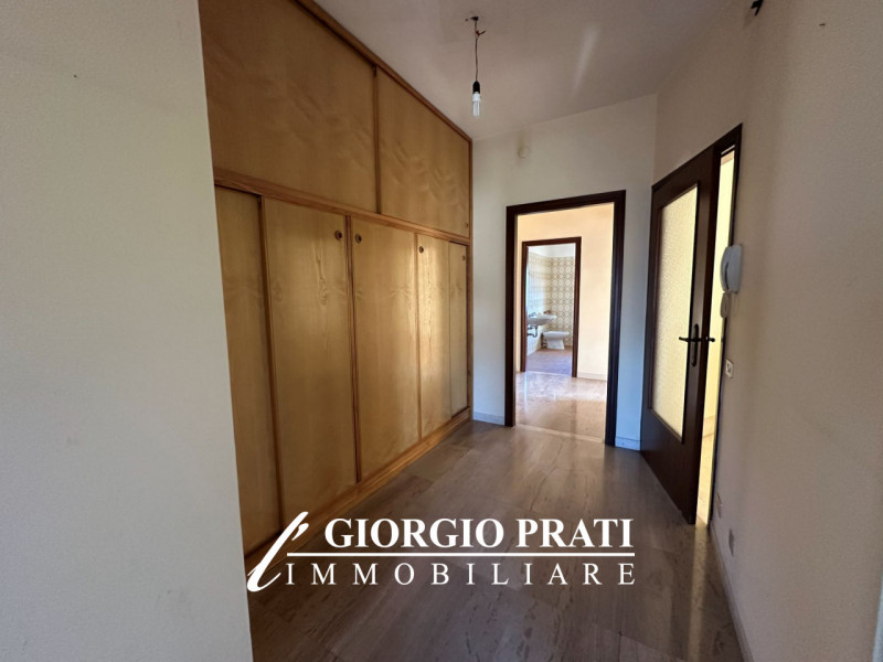 Proponiamo in vendita un'interessante bifamiliare sovrapposta da ristrutturare, situata nella tra...