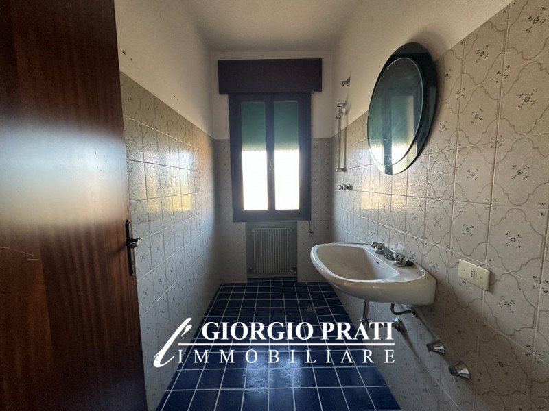 Proponiamo in vendita un'interessante bifamiliare sovrapposta da ristrutturare, situata nella tra...