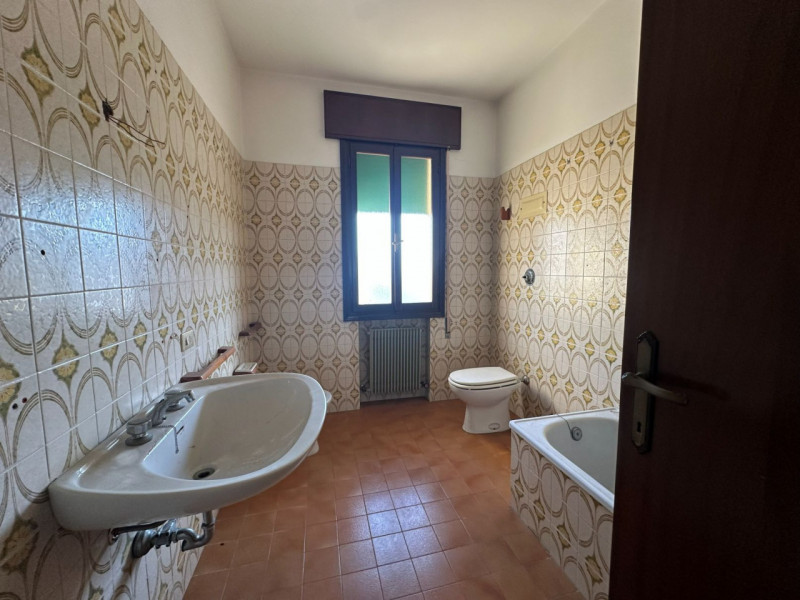 Proponiamo in vendita un'interessante bifamiliare sovrapposta da ristrutturare, situata nella tra...