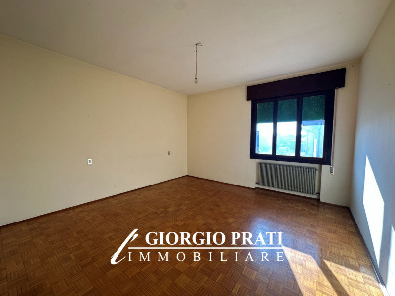 Proponiamo in vendita un'interessante bifamiliare sovrapposta da ristrutturare, situata nella tra...