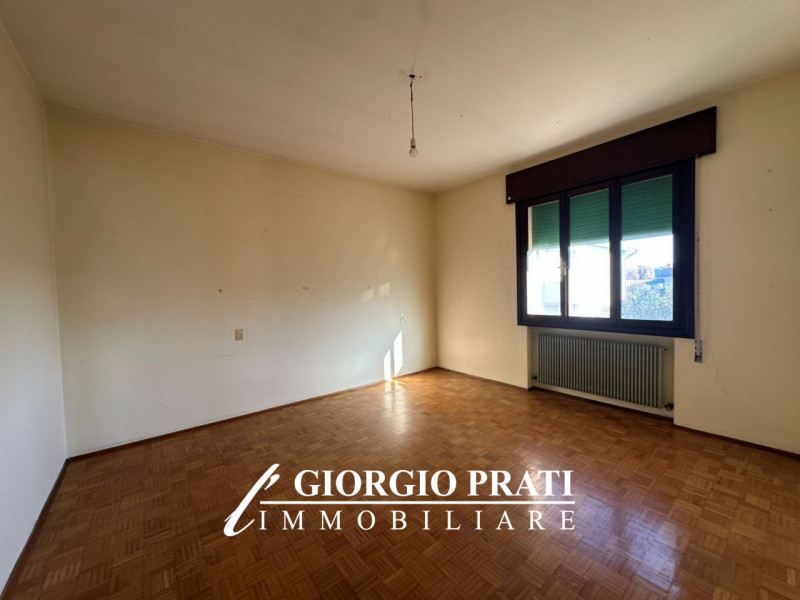 Proponiamo in vendita un'interessante bifamiliare sovrapposta da ristrutturare, situata nella tra...