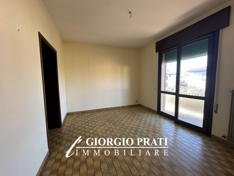 Proponiamo in vendita un'interessante bifamiliare sovrapposta da ristrutturare, situata nella tra...