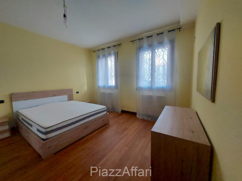 In signorile e riservato contesto si propone, in affitto, appartamento al piano terra composto da...