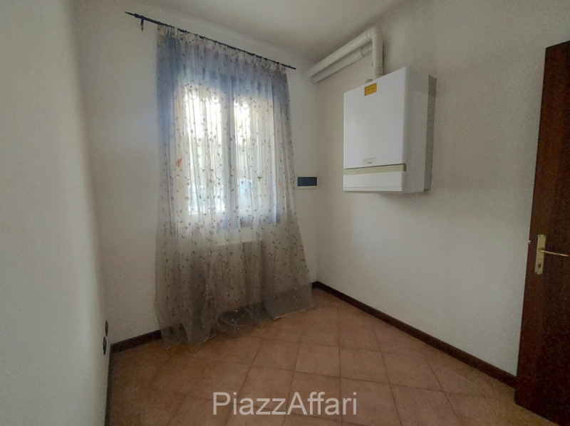 In signorile e riservato contesto si propone, in affitto, appartamento al piano terra composto da...