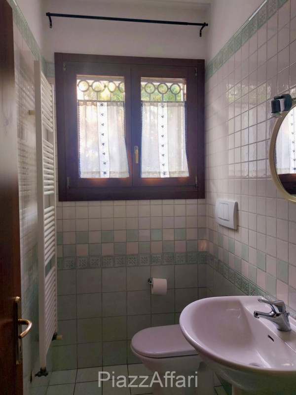 In signorile e riservato contesto si propone, in affitto, appartamento al piano terra composto da...