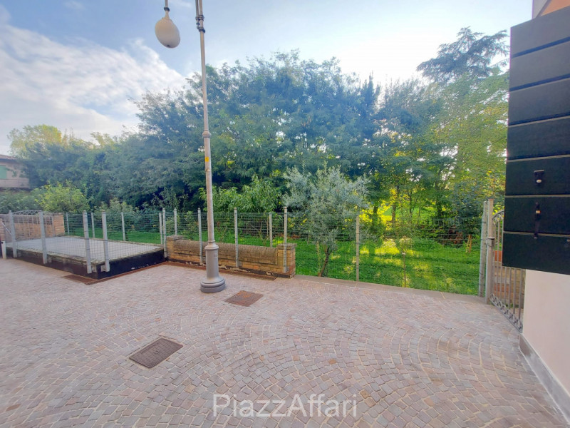 In signorile e riservato contesto si propone, in affitto, appartamento al piano terra composto da...