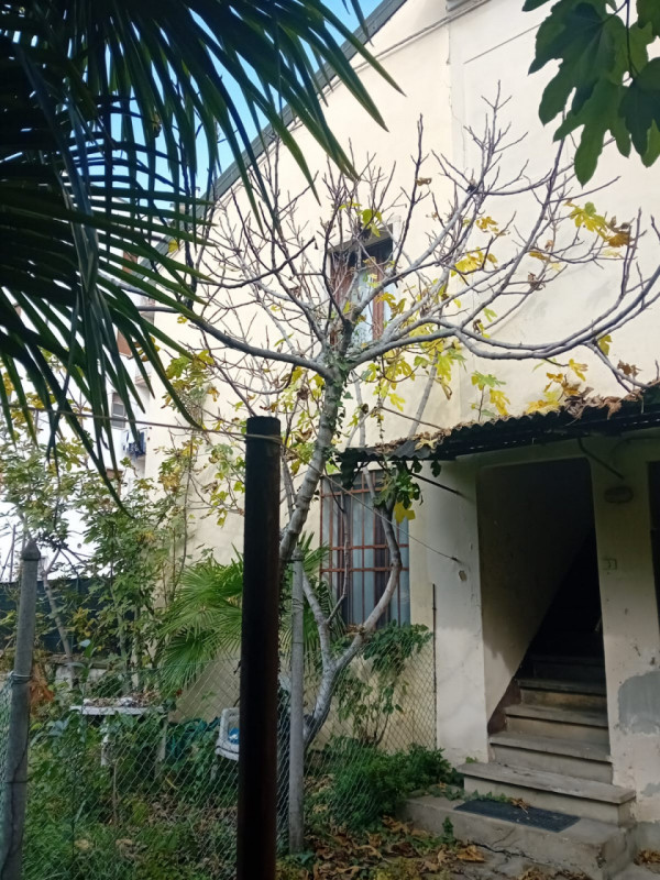 In una tranquilla zona interna di Corso Padova, a pochi passi dal cuore pulsante del Centro Stori...