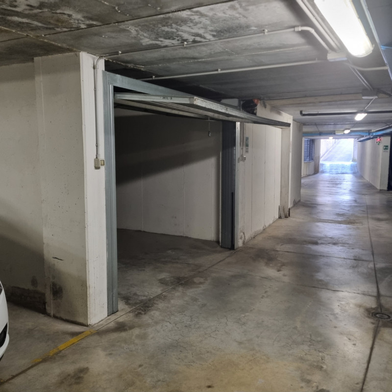 A Vicenza, nel prestigioso quartiere di Viale Verona, proponiamo in vendita un ampio garage singo...