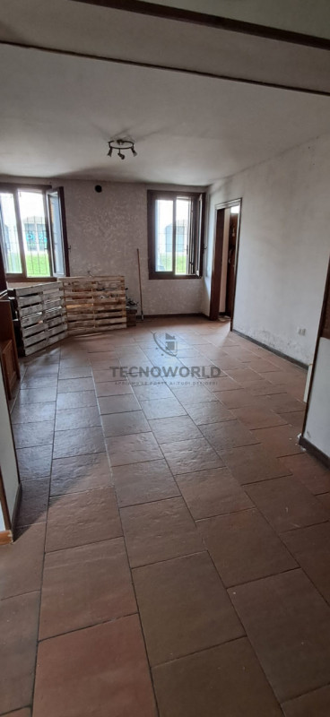 Nel pieno centro storico di Malo, proponiamo in vendita una porzione centrale di casa a schiera c...