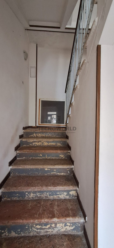 Nel pieno centro storico di Malo, proponiamo in vendita una porzione centrale di casa a schiera c...