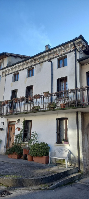 Nel pieno centro storico di Malo, proponiamo in vendita una porzione centrale di casa a schiera c...