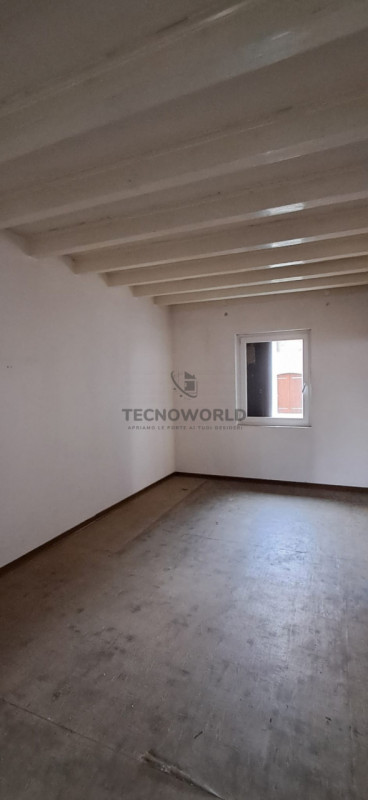 Nel pieno centro storico di Malo, proponiamo in vendita una porzione centrale di casa a schiera c...