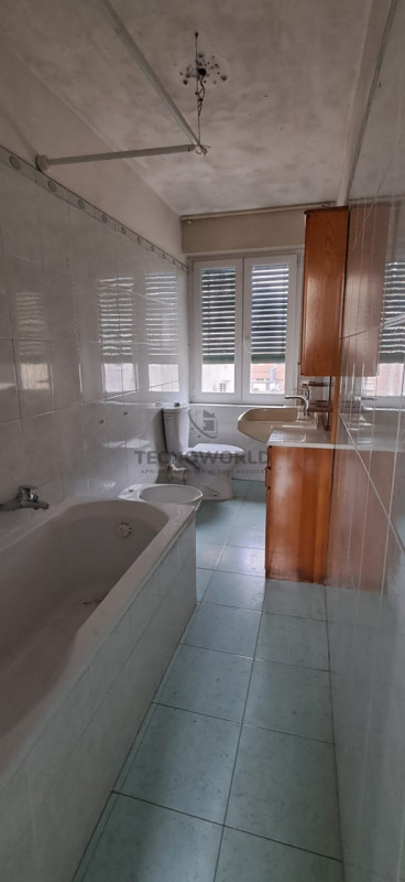 Nel pieno centro storico di Malo, proponiamo in vendita una porzione centrale di casa a schiera c...