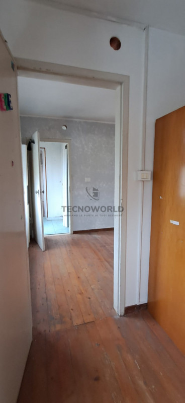 Nel pieno centro storico di Malo, proponiamo in vendita una porzione centrale di casa a schiera c...