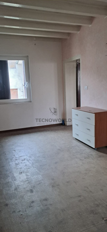 Nel pieno centro storico di Malo, proponiamo in vendita una porzione centrale di casa a schiera c...