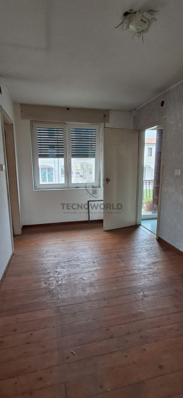 Nel pieno centro storico di Malo, proponiamo in vendita una porzione centrale di casa a schiera c...