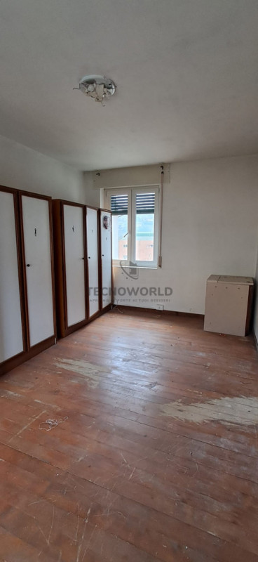 Nel pieno centro storico di Malo, proponiamo in vendita una porzione centrale di casa a schiera c...