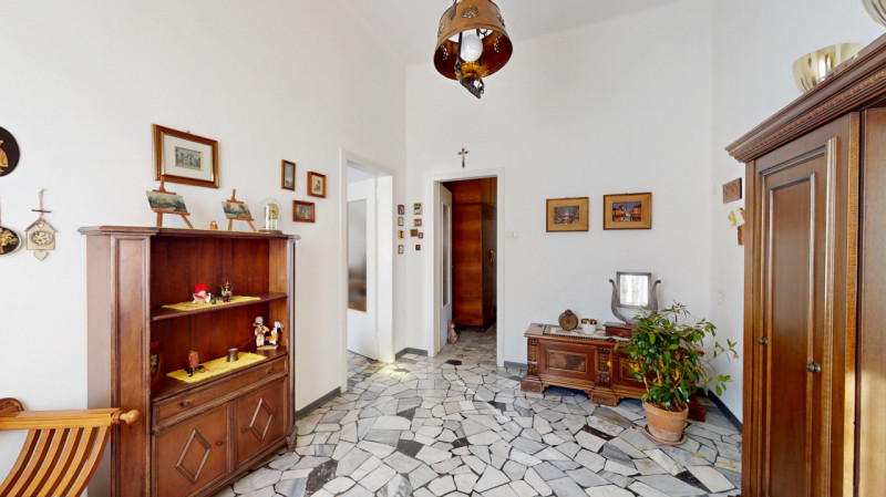 Inserito in un quartiere residenziale comodo a tutti i principali servizi, grazie alla vicinanza ...