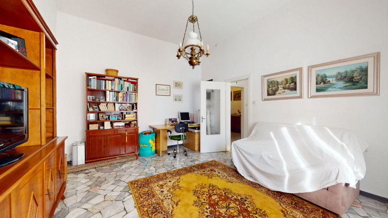 Inserito in un quartiere residenziale comodo a tutti i principali servizi, grazie alla vicinanza ...