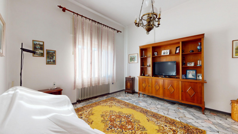 Inserito in un quartiere residenziale comodo a tutti i principali servizi, grazie alla vicinanza ...