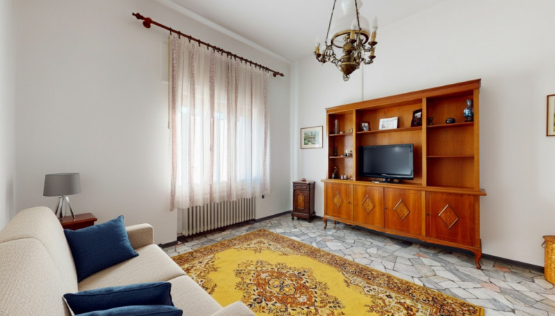 Inserito in un quartiere residenziale comodo a tutti i principali servizi, grazie alla vicinanza ...