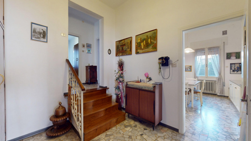 Inserito in un quartiere residenziale comodo a tutti i principali servizi, grazie alla vicinanza ...