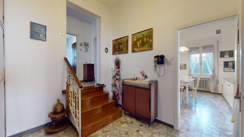 Inserito in un quartiere residenziale comodo a tutti i principali servizi, grazie alla vicinanza ...