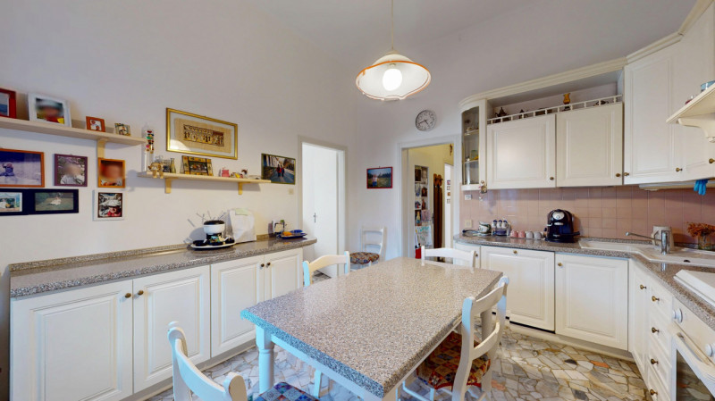 Inserito in un quartiere residenziale comodo a tutti i principali servizi, grazie alla vicinanza ...