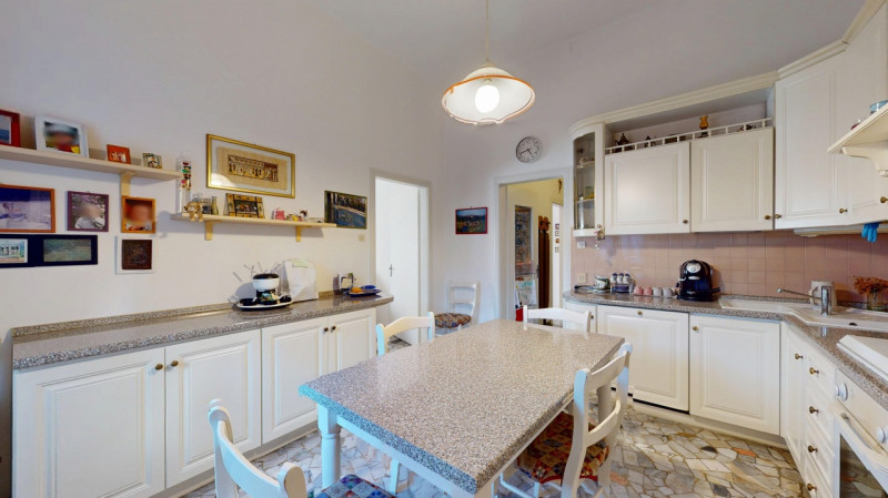 Inserito in un quartiere residenziale comodo a tutti i principali servizi, grazie alla vicinanza ...