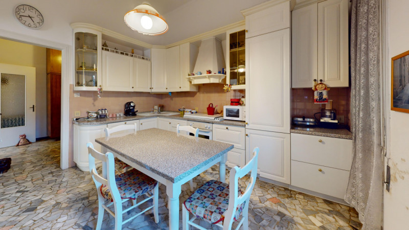 Inserito in un quartiere residenziale comodo a tutti i principali servizi, grazie alla vicinanza ...