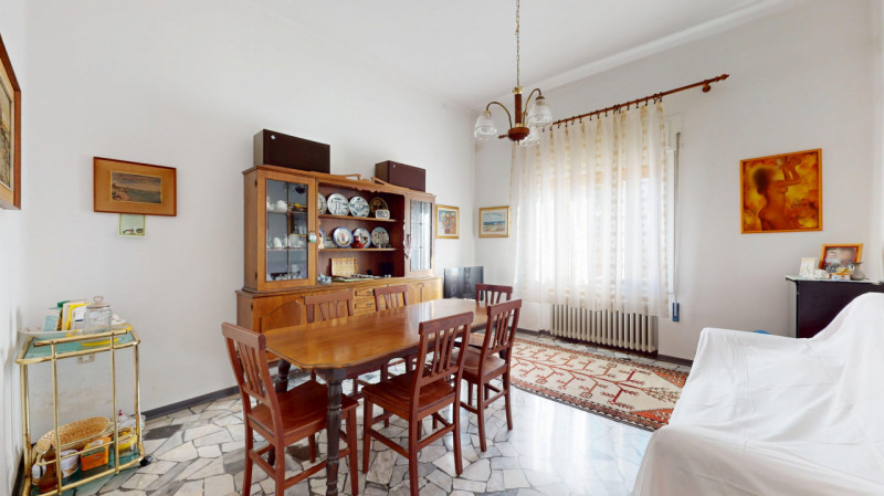 Inserito in un quartiere residenziale comodo a tutti i principali servizi, grazie alla vicinanza ...