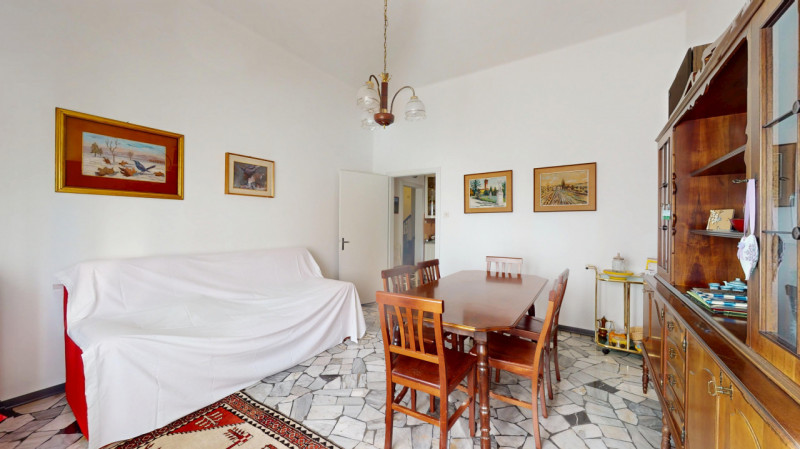 Inserito in un quartiere residenziale comodo a tutti i principali servizi, grazie alla vicinanza ...