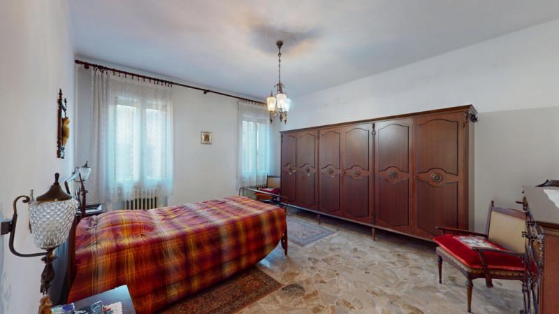 Inserito in un quartiere residenziale comodo a tutti i principali servizi, grazie alla vicinanza ...