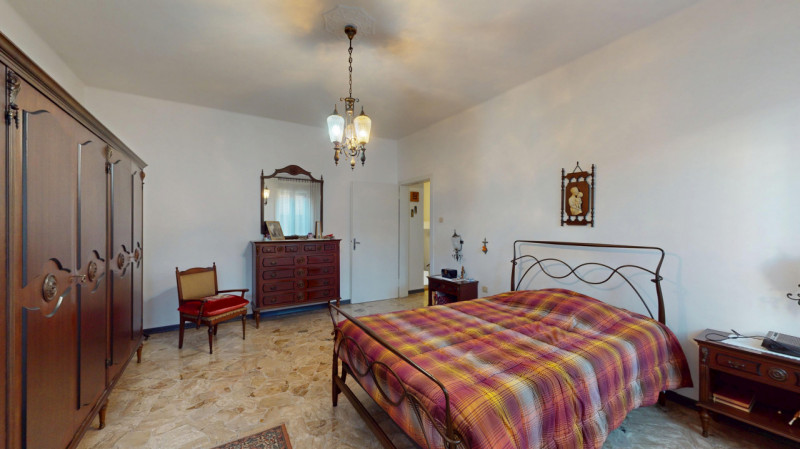 Inserito in un quartiere residenziale comodo a tutti i principali servizi, grazie alla vicinanza ...