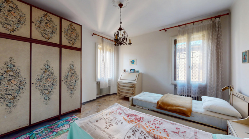 Inserito in un quartiere residenziale comodo a tutti i principali servizi, grazie alla vicinanza ...