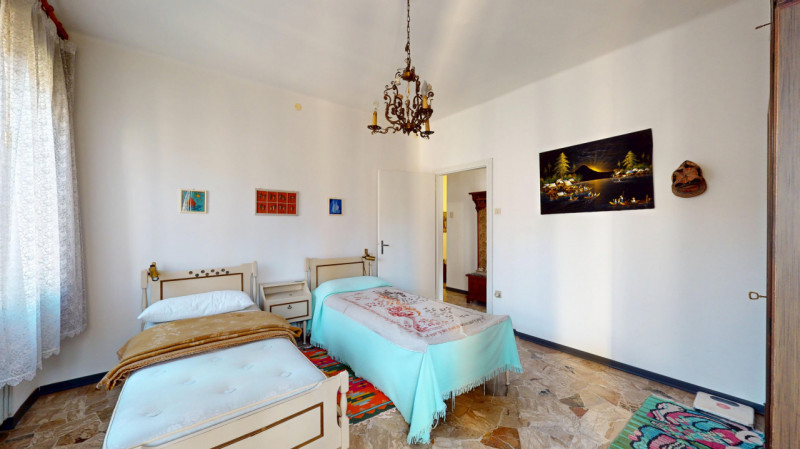 Inserito in un quartiere residenziale comodo a tutti i principali servizi, grazie alla vicinanza ...