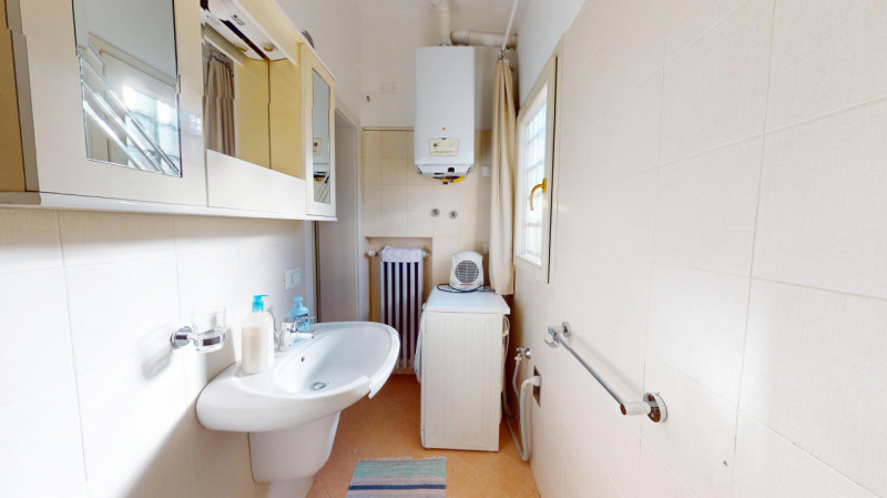 Inserito in un quartiere residenziale comodo a tutti i principali servizi, grazie alla vicinanza ...