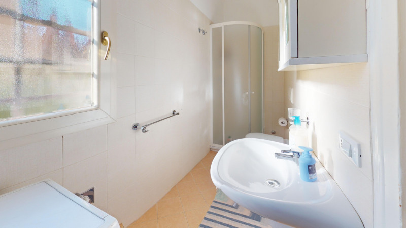 Inserito in un quartiere residenziale comodo a tutti i principali servizi, grazie alla vicinanza ...