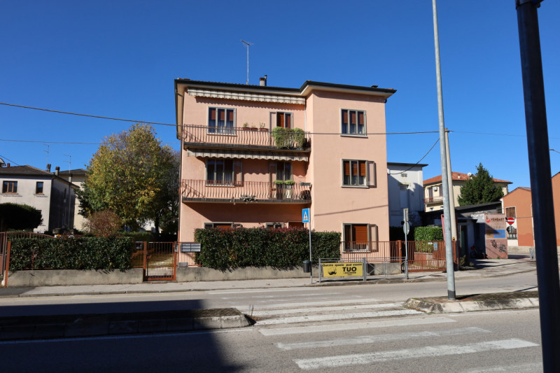 Inserito in un quartiere residenziale comodo a tutti i principali servizi, grazie alla vicinanza ...