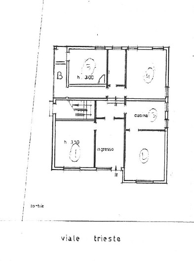 Inserito in un quartiere residenziale comodo a tutti i principali servizi, grazie alla vicinanza ...