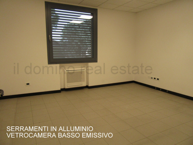 Capannone di recente costruzione anno 2017 in zona industriale a Padova Est, Classe Energetica B,...