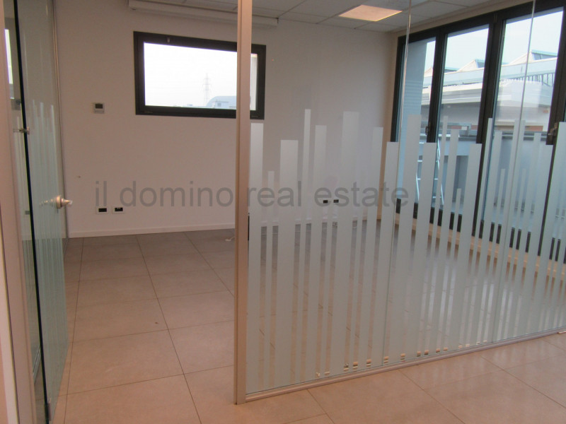 Capannone di recente costruzione anno 2017 in zona industriale a Padova Est, Classe Energetica B,...